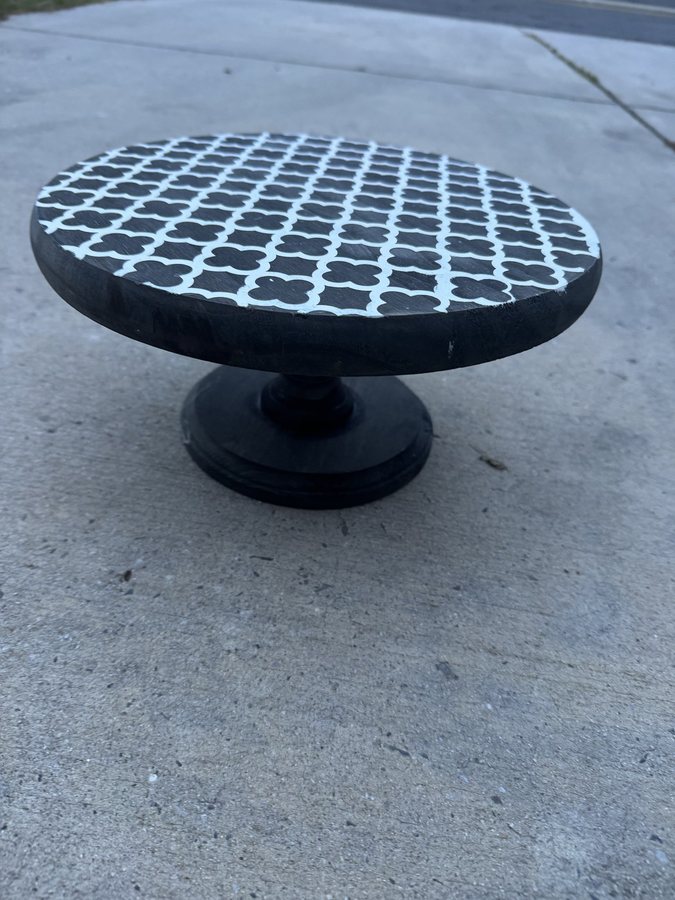 White & Black Cake Stand